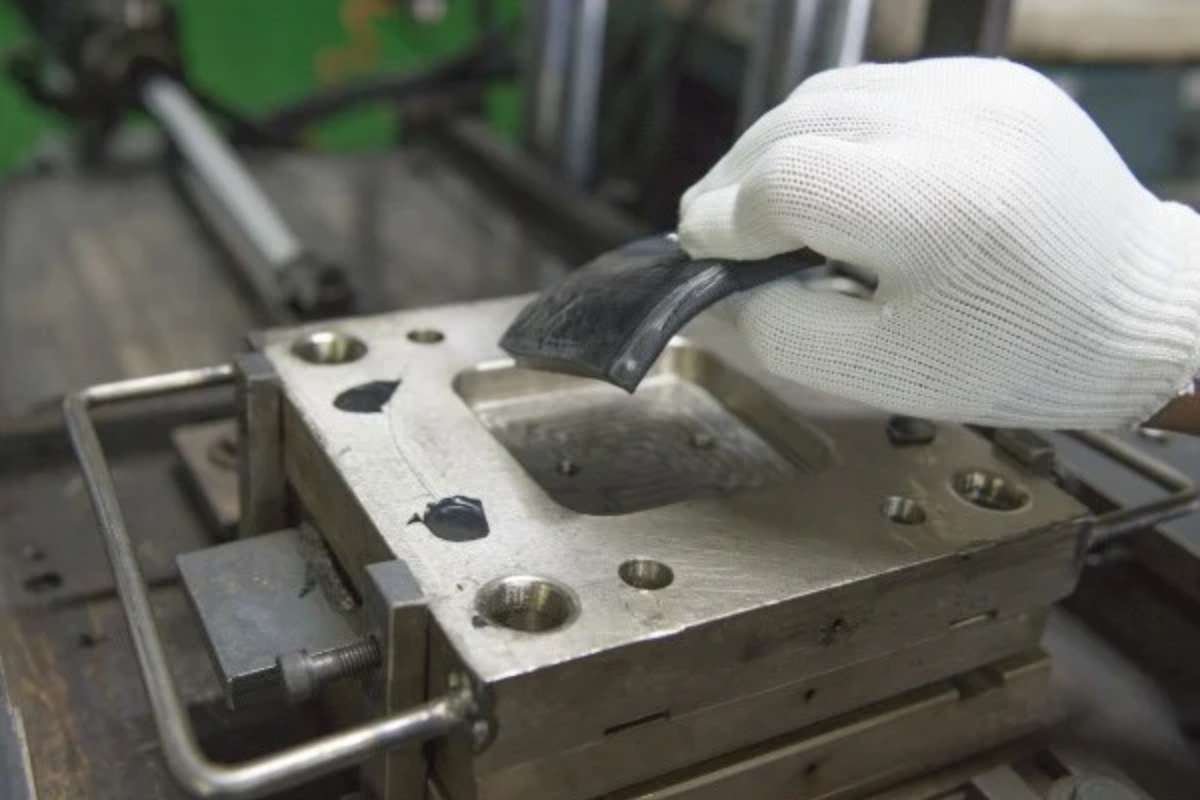 Compression Molding: Guide to the Process, Benefits, and Applications | Business Viewpoint Magazine