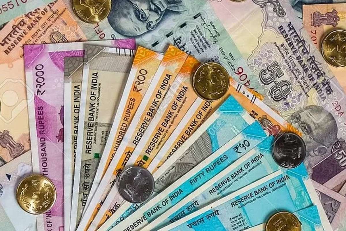 Rupee Gains 28 Paise in Early Trade as Oil Prices Ease